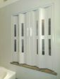 Porta a soffietto su misura in PVC con vetri Misure: 93 x 113 h Colore: Bianco Senza Serratura Anta: Doppia anta Vetro: Stampato Rombo
